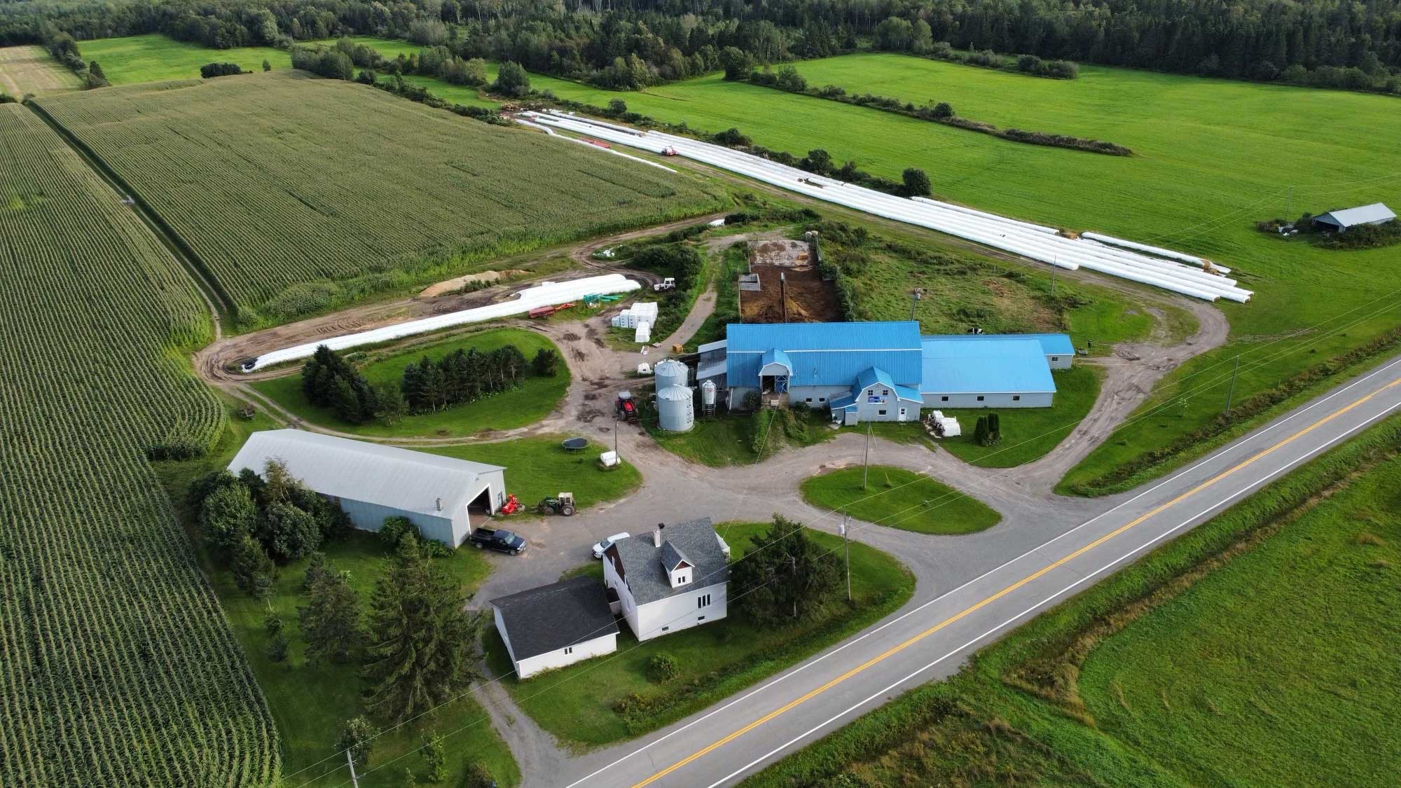 Vue aérienne de la Ferme Clémentoise à Saint-Clément : les bâtiments de ferme entourés de champs.