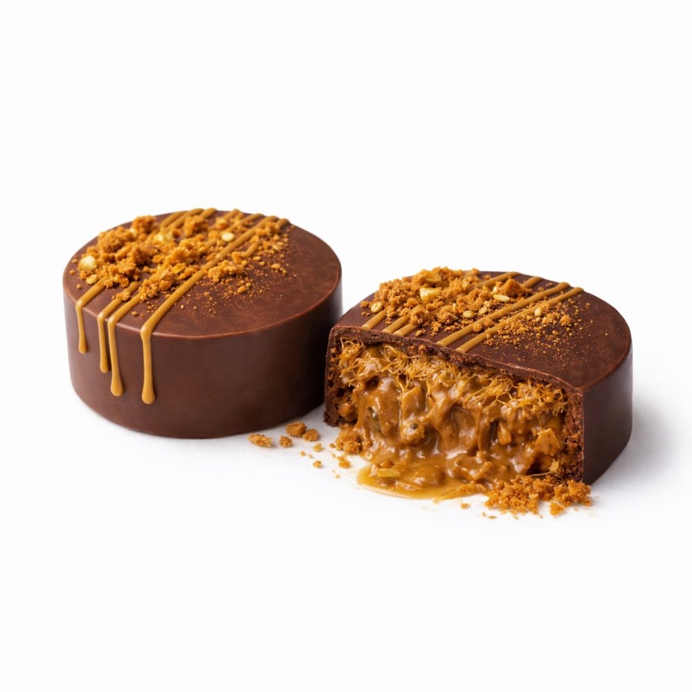 Pucks gourmets Biscoff : deux disques de chocolat garnis de caramel et de miettes de spéculoos.