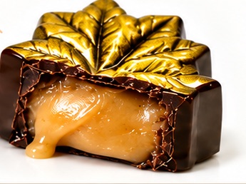 Chocolat à l'érable coupé en deux : Beurre d'érable et beurre d'arachides.